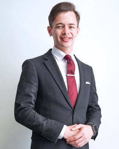 取締役社長 Khamrakulov Ulmaszhon Erkin